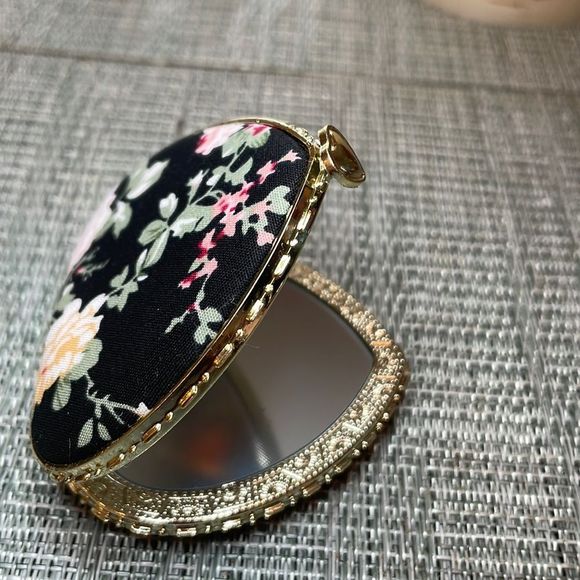 #11 Retro Floral Heart Compact Mirror - Picture 4 of 10